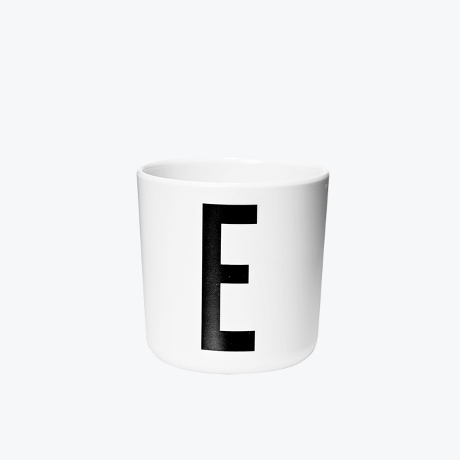 E Melamin Cup Bicchiere Bambino in plastica Design Letters Alfabeto Arne Jacobsen_Online DTime