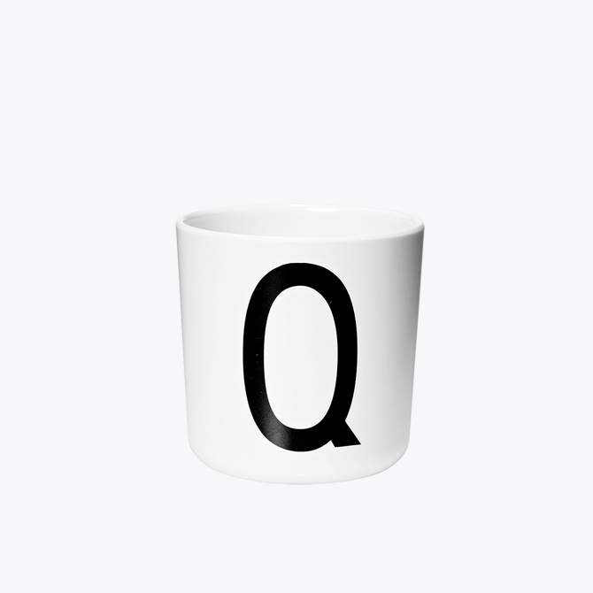 Q Melamin Cup Bicchiere Bambino in plastica Design Letters Alfabeto Arne Jacobsen_Online DTime