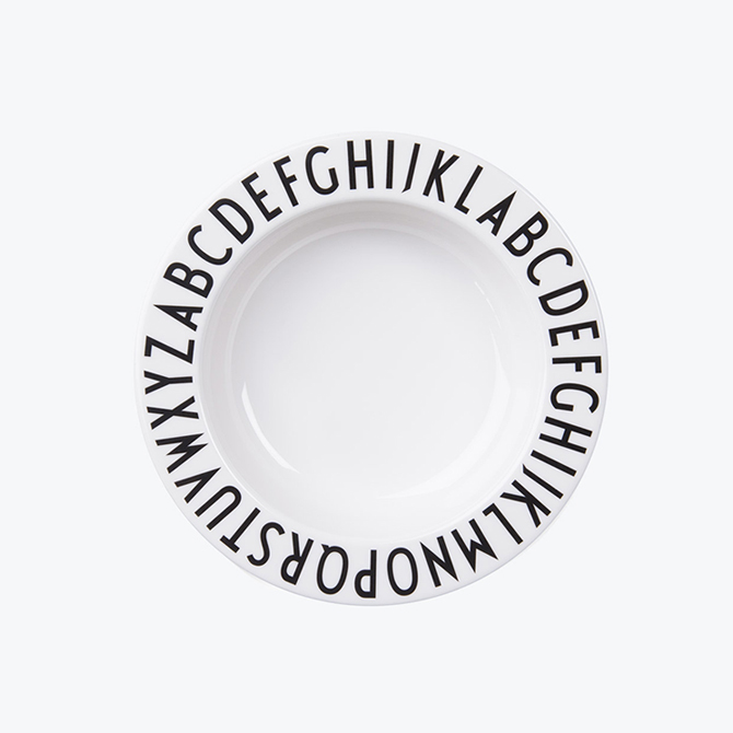 Piatto fondo melammina Design Letters - Alfabeto Arne Jacobsen collezione AJ Vintage ABC - online su DTime