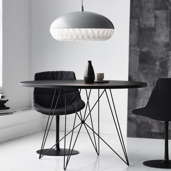 xz3 tavolo di design variante tondo base verniciato nero piano nero ambientata